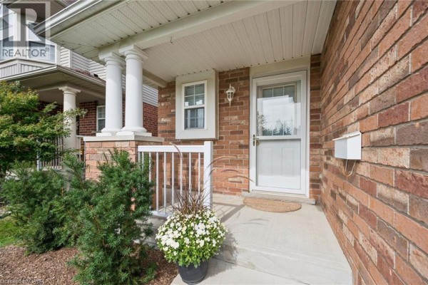 Living room - 526 Thornview Place, Waterloo, ON N2T2V9 Photo 4