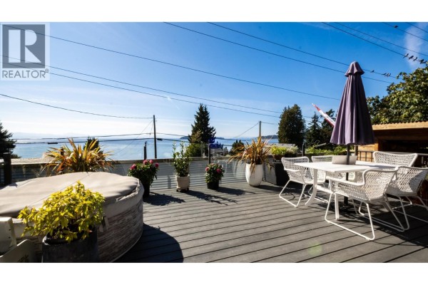 5273 Little Lane, Sechelt, BC V7Z0G7 Photo 2