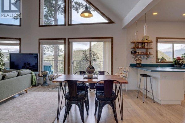 5280 Cecil Hill Road, Madeira Park, BC V0N2H1 Photo 5