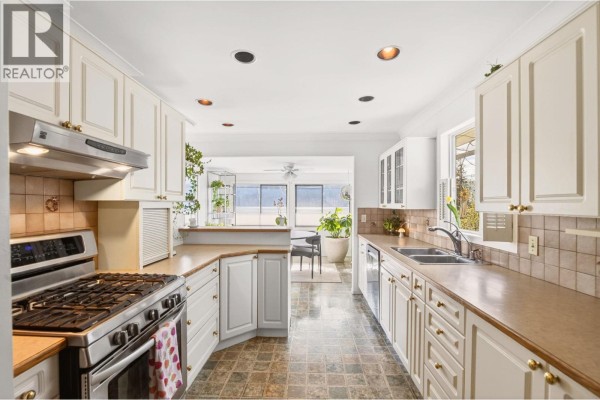 3pc Ensuite bath - 5286 Buchanan Road, Peachland, BC V0H1X1 Photo 5