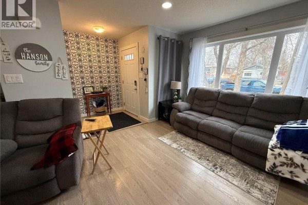 Living room - 529 Alexandra Street, Weyburn, SK S4H1R7 Photo 3