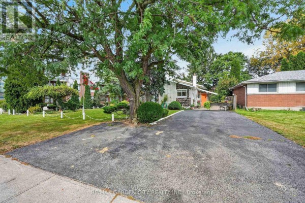 View of the driveway and front of the house from the street. - 529 Carlton Street, St  Catharines