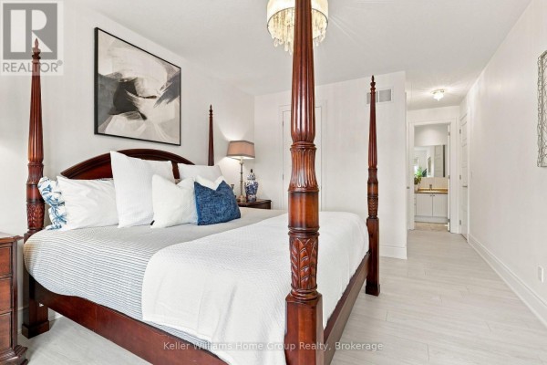 Four-poster bed & crystal chandelier in bedroom - 53 - 145 Aberfoyle Mill Crescent Puslinch