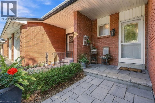 Living room - 53 Bryna Avenue, Hamilton, ON L9A4W9 Photo 3