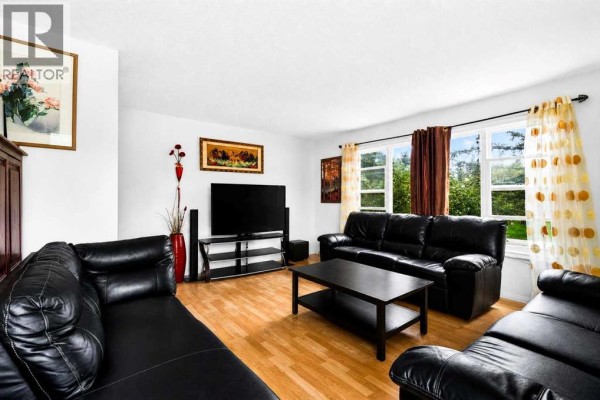 53 Queen Isabella Close Se, Calgary