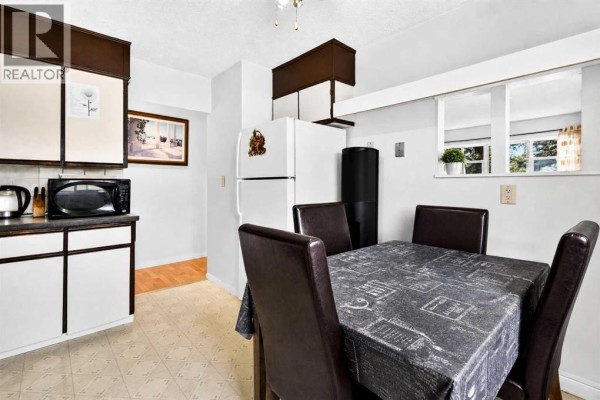 Living room - 53 Queen Isabella Close Se, Calgary, AB T2J3R2 Photo 5