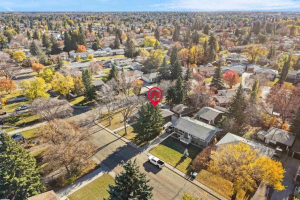 Family room - 53 Raven Dr, Sherwood Park, AB T8A0C6 Photo 4