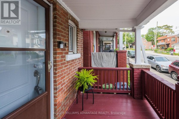Kitchen - 530 Carlaw Avenue, Toronto, ON M4K3J5 Photo 3