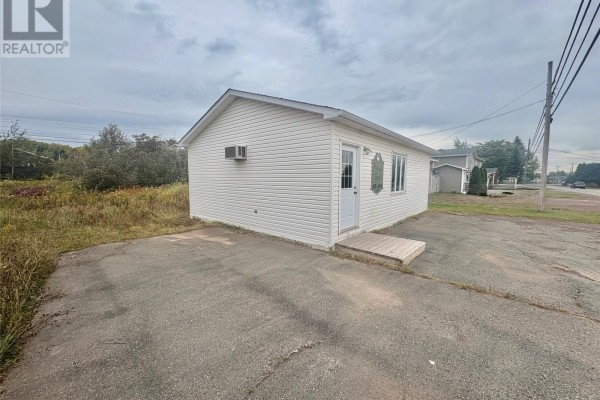 Bath (# pieces 1-6) - 530 Main Street, Bishop S Falls, NL A0H1C0 Photo 4