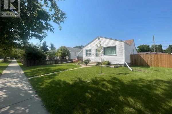 Living room - 5306 50 Street, Camrose, AB T4V1R6 Photo 2