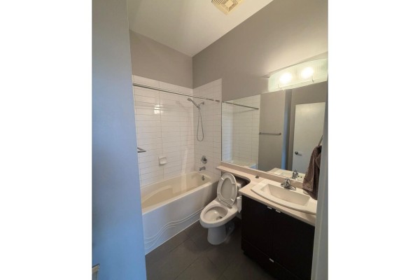 531 13733 107a Avenue, Surrey, BC V3T0B7 Photo 4
