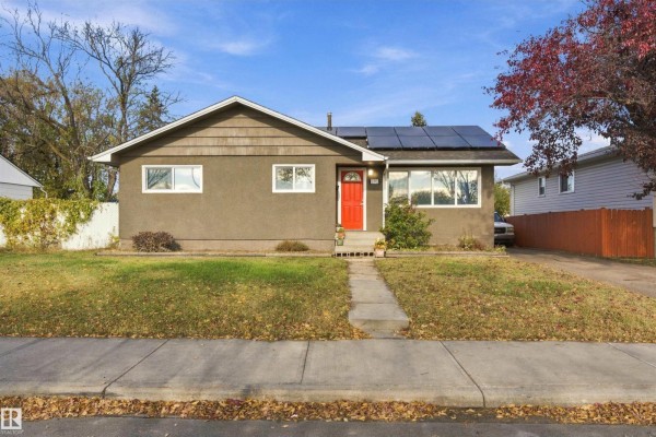 Kitchen - 5312 101 Av Nw, Edmonton, AB T6A0G8 Photo 3