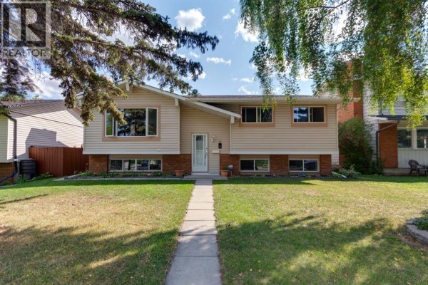 4pc Bathroom - 532 Queensland Circle Se, Calgary, AB T2J4P9 Photo 2