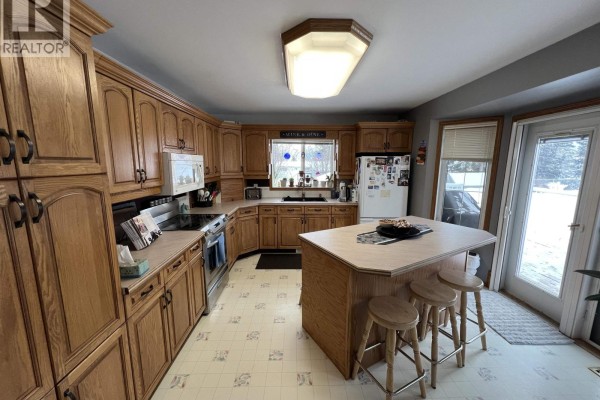 Kitchen - 5323 Mountainview Drive, Fort Nelson, BC V0C1R0 Photo 3