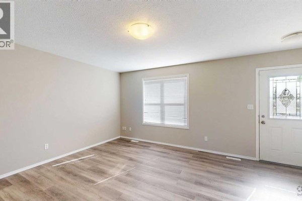5327 60 Street, Stettler, AB, photo 2