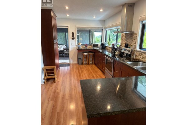 5350 Benner Road, Sechelt, BC V7Z0G7 Photo 3