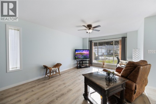 Living room - 536 Red Wing Drive, Penticton, BC V2A8N7 Photo 5