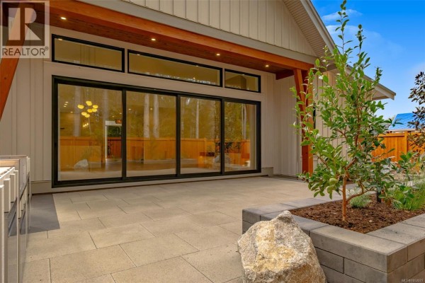 537 Balata Bay Dr, Qualicum Beach, BC, photo 2
