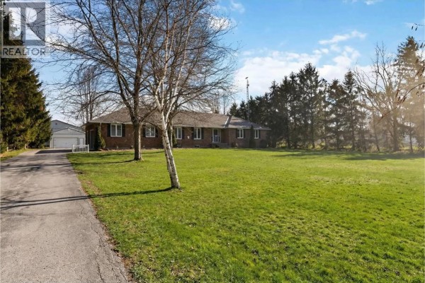 5386 Mandaumin Road, Plympton Wyoming, ON, photo 2