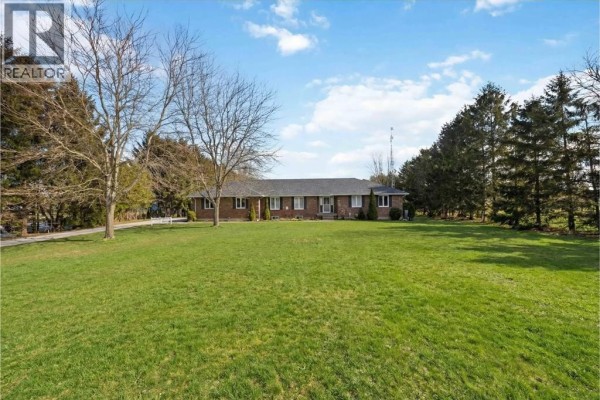 5386 Mandaumin Road, Plympton Wyoming, ON, photo 3