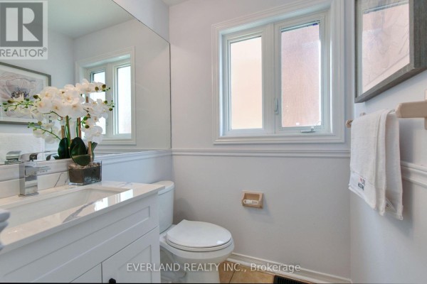 Kitchen - 5386 Middlebury Drive N, Mississauga, ON L5M5E6 Photo 3