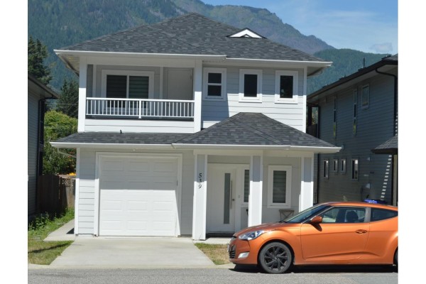 Living room - 539 Douglas Street, Hope, Hope, BC V0X1L0 Photo 2
