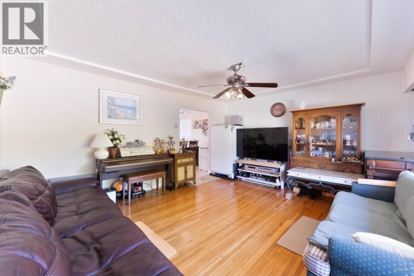 539 Schoolhouse Street, Coquitlam, BC V3J5N8 Photo 4