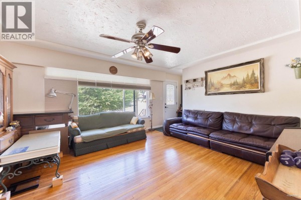 539 Schoolhouse Street, Coquitlam, BC V3J5N8 Photo 5