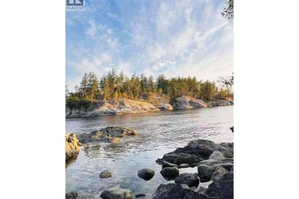 5393 Sans Souci Road, Halfmoon Bay, BC V7Z1B6 Photo 4
