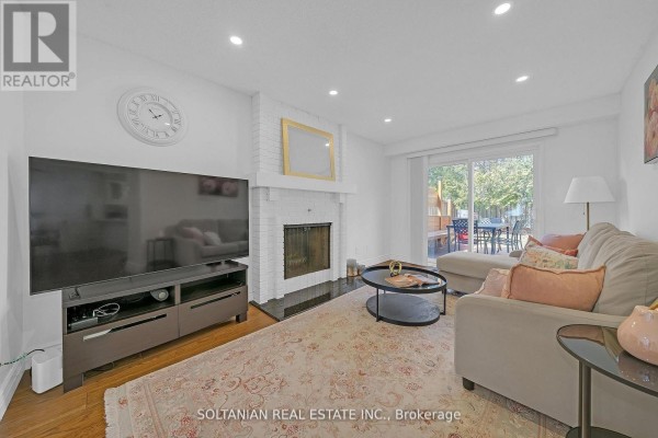 Living room - 54 Braeburn Drive, Markham, ON L3T4W8 Photo 3