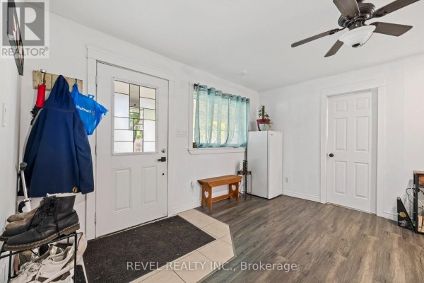 Bedroom 2 - 54 Chestnut Street E, St  Catharines, ON L2T1H1 Photo 4