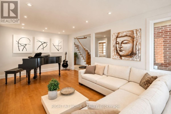 Living room - 54 London Road, Newmarket, ON L3Y6A2 Photo 3