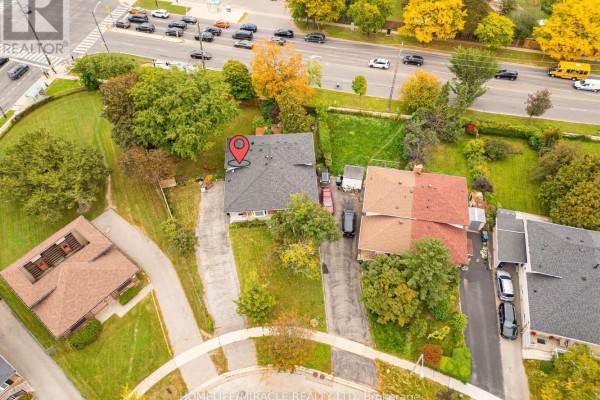 Aerial view showing a house, driveway, backyard, and neighboring properties. - 54 Sunderland Crescent, Toronto
