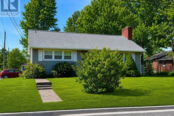54 Waterloo Street, Liverpool, NS, photo 2