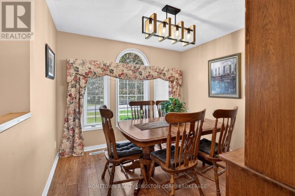 Eating area - 540 Sackville Crescent, Kingston, ON K7M8W3 Photo 5