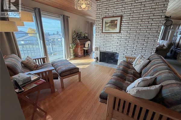 Kitchen - 5400 Entwhistle Dr, Nanaimo, BC V9V1H2 Photo 4