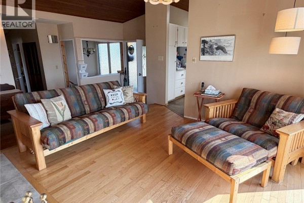 Family room - 5400 Entwhistle Dr, Nanaimo, BC V9V1H2 Photo 5