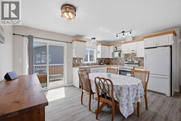 Kitchen - 5401 58 Avenue Close, Ponoka, AB T4J1P8 Photo 4
