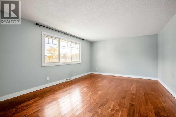 Bedroom - 5415 5 Street Sw, Calgary, AB T2V1A7 Photo 4