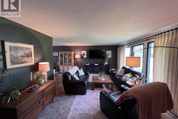 Kitchen - 5415 W 53 Avenue, Fort Nelson, BC V0C1R0 Photo 3