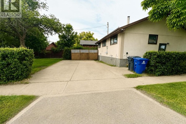 542 Elizabeth Street, Weyburn, SK, photo 2
