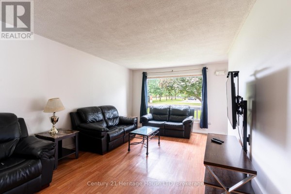 Living room - 542 First Avenue N, Welland, ON L3C1Z3 Photo 4