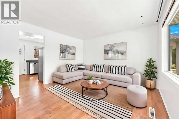 Living room - 542 Regal Park Ne, Calgary, AB T2E0S6 Photo 3
