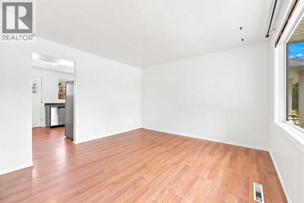 4pc Bathroom - 542 Regal Park Ne, Calgary, AB T2E0S6 Photo 4