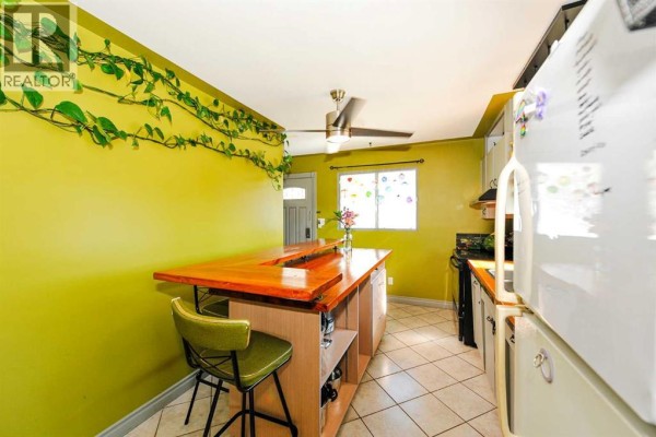 Eat in kitchen - 5420 50 Avenue, Camrose, AB T4V0T4 Photo 2