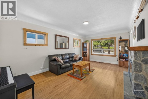 4pc Bathroom - 543 Burns Street, Penticton, BC V2A4W9 Photo 3