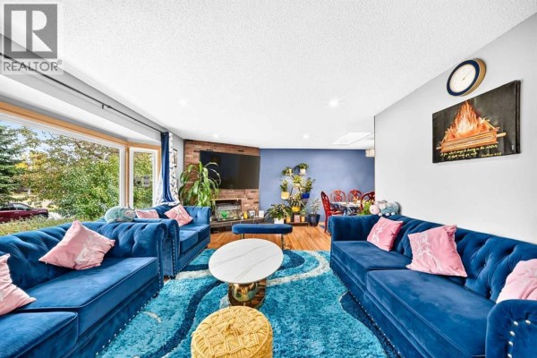 Living room - 5447 Rundleview Road Ne, Calgary, AB T1Y1J7 Photo 5