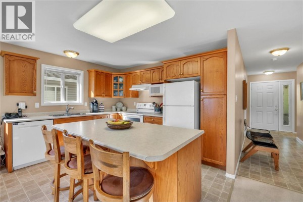 Primary Bedroom - 546 Redwing Drive, Penticton, BC V2A8N7 Photo 5
