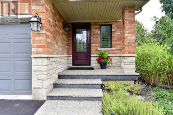 Kitchen - 546 Sandcherry Drive, Burlington, ON L7T4L6 Photo 5
