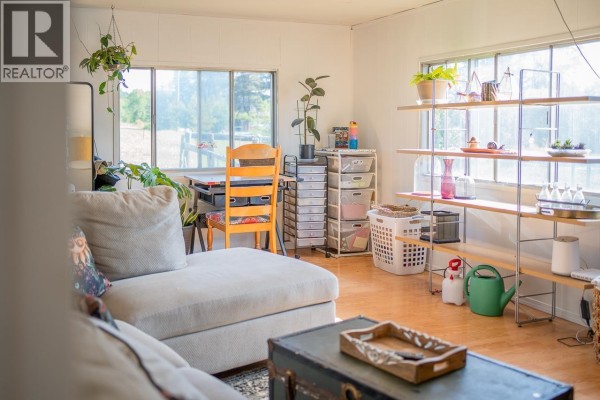 Living room - 5472 Canim Hendrix Lake Road, 100 Mile House, BC V0K2E0 Photo 4